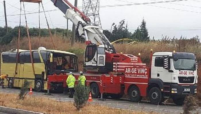Tur Otobüsü ile Otomobil Çarpıştı: 4 Ölü, 35 Yaralı