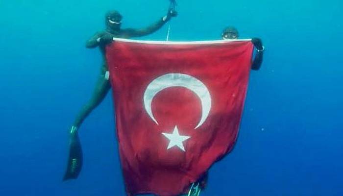 Milli Sporcular, 19 Mayıs Anısına 50 Metre Derinlikte Türk Bayrağı Açtı