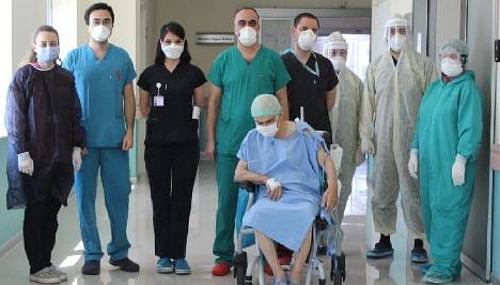 80 Yaşındaki Koronavirüs Hastası, 29 Gün Sonra Yoğun Bakımdan Çıktı