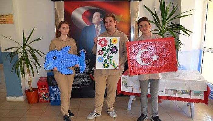 Öğrenciler Mavi Kapaklardan Türk Bayrağı, Yunus ve Kır Çiçeği Yaptı