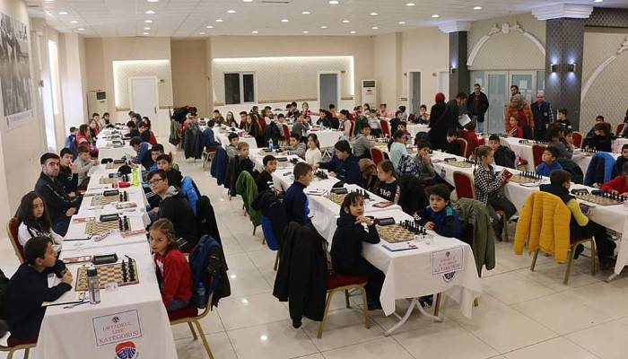Bayramiç Belediyesi’nden Hediye Satranç Turnuvası