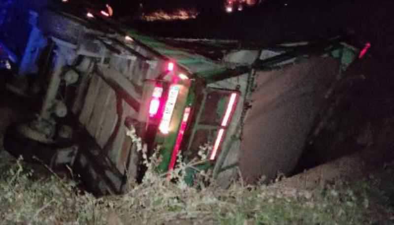 Bayramiç'te Tavuk Yüklü TIR, Su Kanalına Devrildi