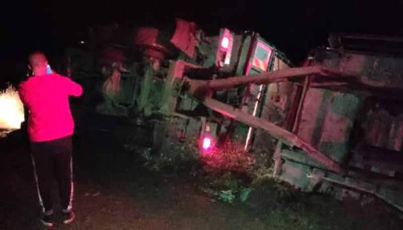 Bayramiç'te Tavuk Yüklü TIR, Su Kanalına Devrildi