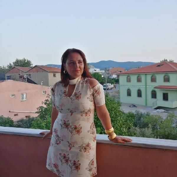 Evinin Balkonundan Düşerek Hayatını Kaybeden Kadın Toprağa Verildi