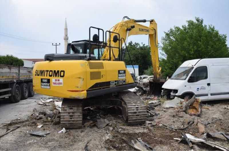 Park Halindeki Araçları Ezip, TIR'a Yükleyen 3 Kişi Yakalandı