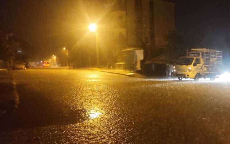 Bayramiç'te Sağanak Yağmurda Ev ve İş Yerlerini Su Bastı