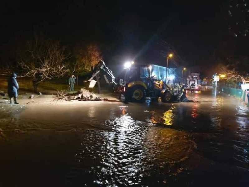 Bayramiç'te Sağanak Yağmurda Ev ve İş Yerlerini Su Bastı