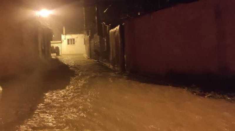 Bayramiç'te Sağanak Yağmurda Ev ve İş Yerlerini Su Bastı