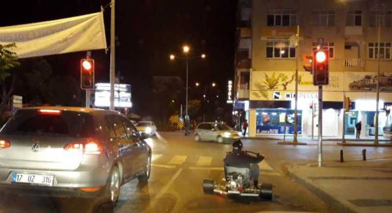 Go-Kart Aracıyla Trafiğe Çıktı, Patinaj Yaparak Sürücüleri Korkuttu