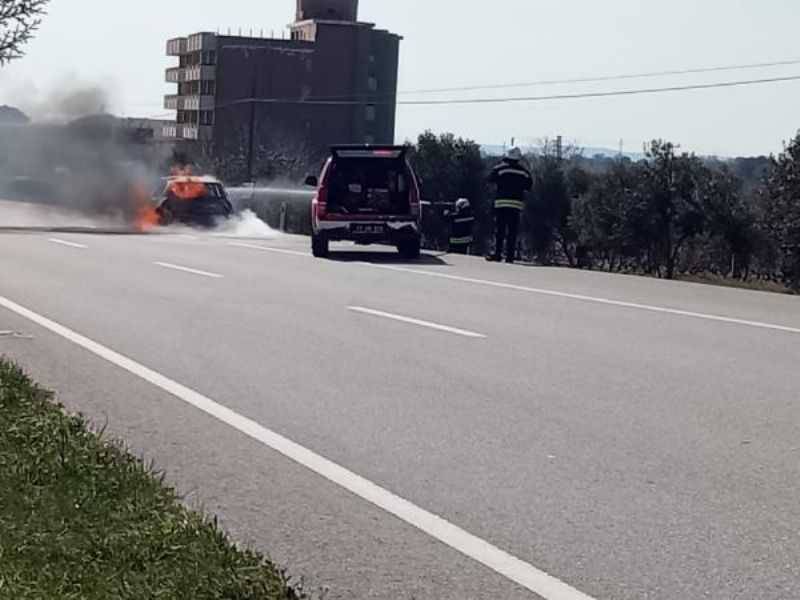 Çanakkale'de Seyir Halindeki Otomobil Yandı