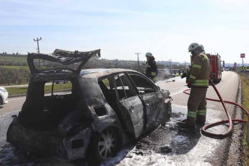 Çanakkale'de Seyir Halindeki Otomobil Yandı