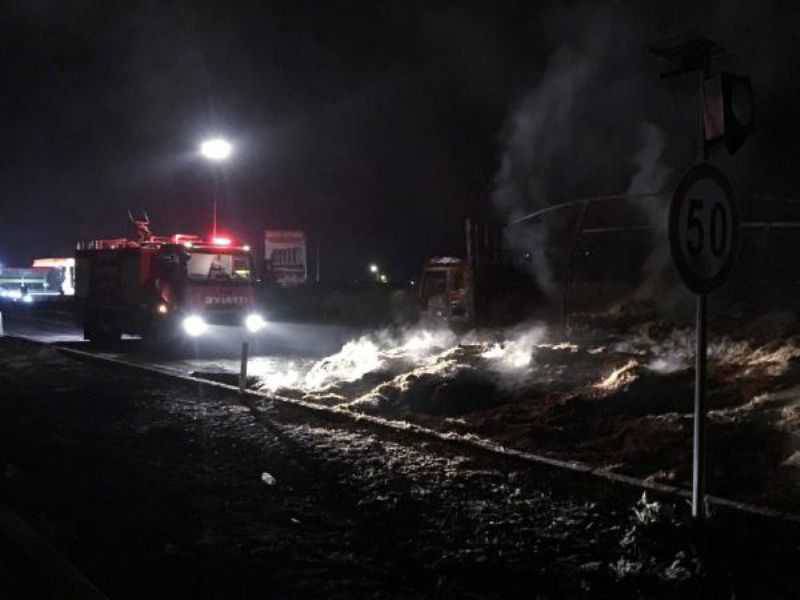 Gelibolu'da Saman Balyası Yüklü Kamyon Alev Alev Yandı