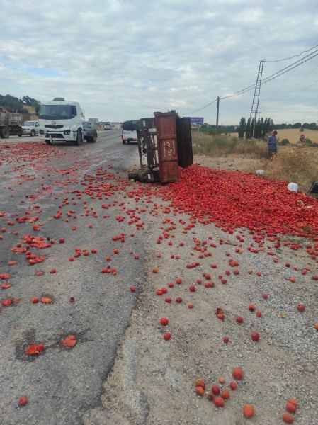 TIR'ın Çarptığı Traktör Su Kanalına Uçtu: 2’si Ağır 5 Yaralı