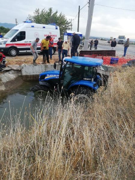 TIR'ın Çarptığı Traktör Su Kanalına Uçtu: 2’si Ağır 5 Yaralı