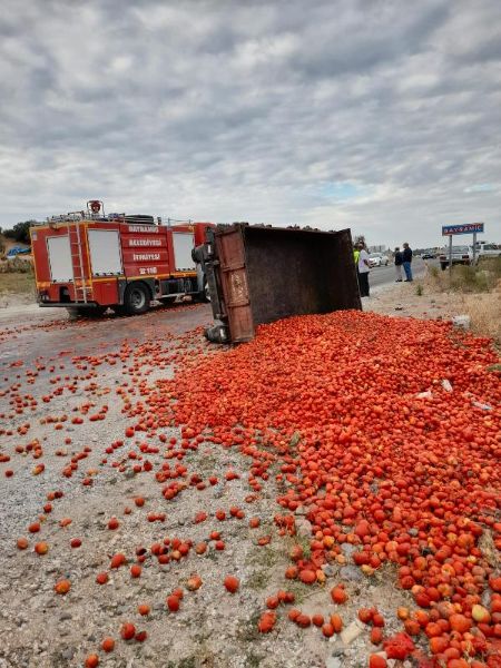 TIR'ın Çarptığı Traktör Su Kanalına Uçtu: 2’si Ağır 5 Yaralı