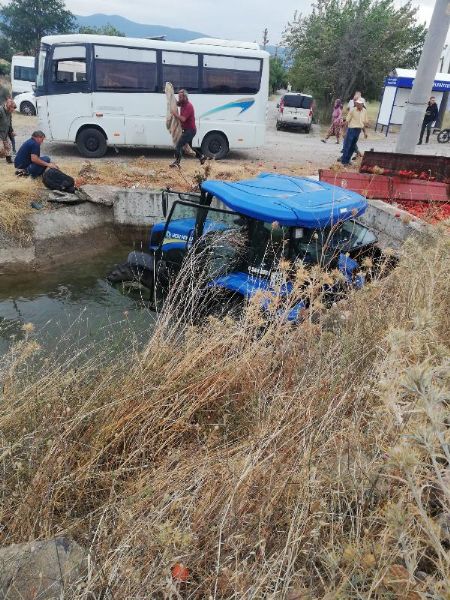 TIR'ın Çarptığı Traktör Su Kanalına Uçtu: 2’si Ağır 5 Yaralı