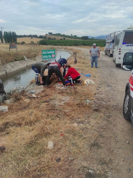 TIR'ın Çarptığı Traktör Su Kanalına Uçtu: 2’si Ağır 5 Yaralı