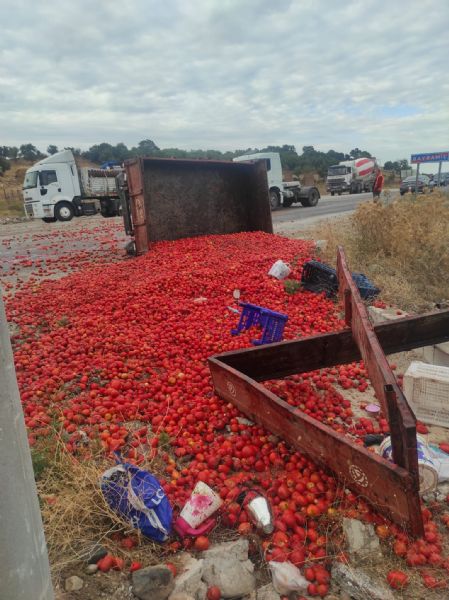 TIR'ın Çarptığı Traktör Su Kanalına Uçtu: 2’si Ağır 5 Yaralı