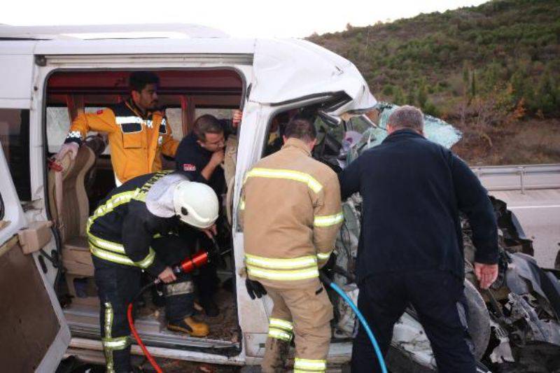 Çanakkale'de İşçi Minibüsü Vince Çarptı: 15 Yaralı