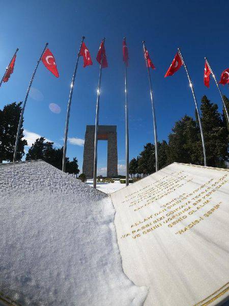 Gelibolu Yarımadası'ndaki Şehitlikler Beyaza Büründü