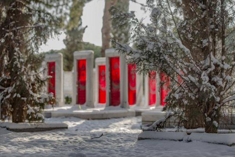 Gelibolu Yarımadası'ndaki Şehitlikler Beyaza Büründü