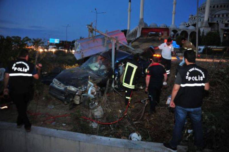 Çanakkale Yol Tabelasına Çarpan Aracın Sürücüsü Öldü