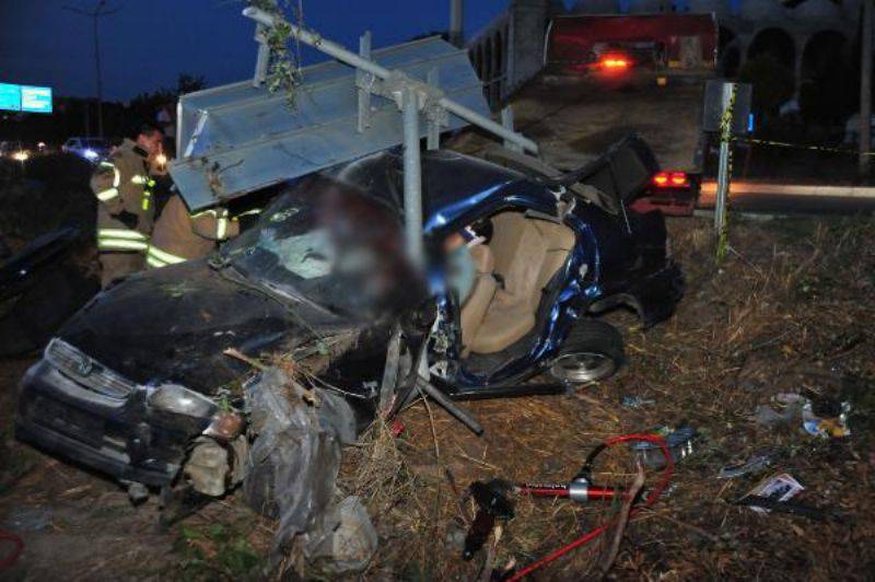 Çanakkale Yol Tabelasına Çarpan Aracın Sürücüsü Öldü