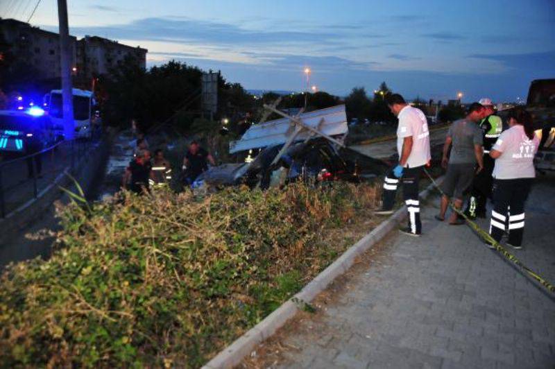 Çanakkale Yol Tabelasına Çarpan Aracın Sürücüsü Öldü