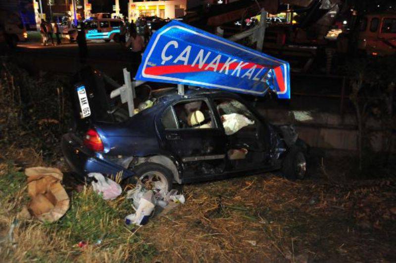 Çanakkale Yol Tabelasına Çarpan Aracın Sürücüsü Öldü