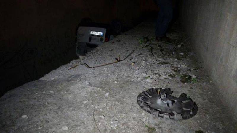 Otomobil İle Çarpışan Hafif Ticari Araç Sitenin Bahçesine Düştü: 3 Yaralı