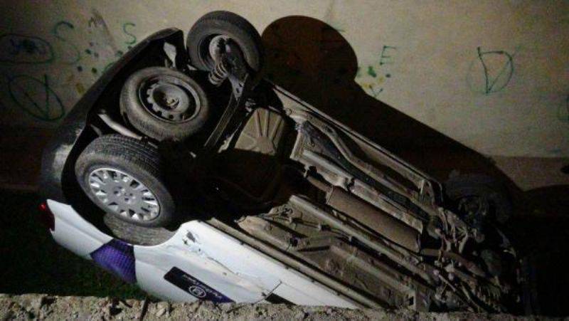 Otomobil İle Çarpışan Hafif Ticari Araç Sitenin Bahçesine Düştü: 3 Yaralı