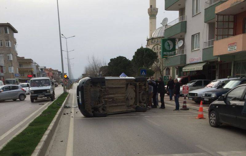 Takla Atan Otomobildeki Baba İle Oğlu Yaralandı