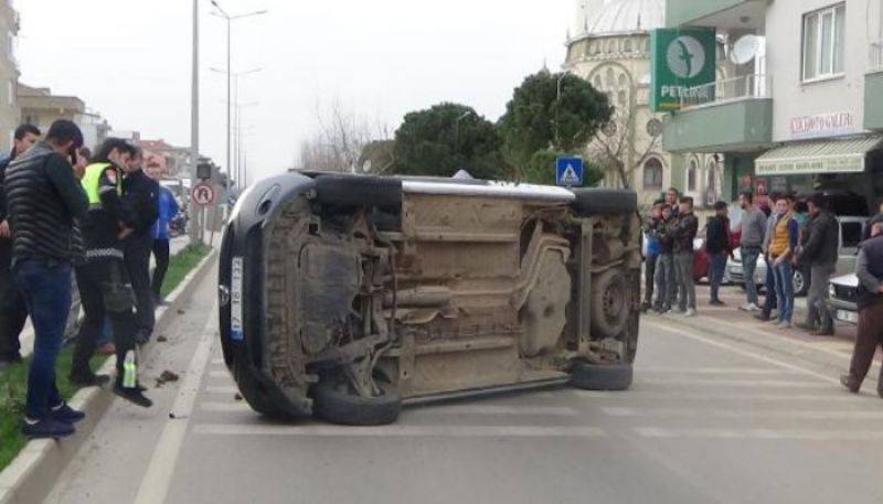 Takla Atan Otomobildeki Baba İle Oğlu Yaralandı