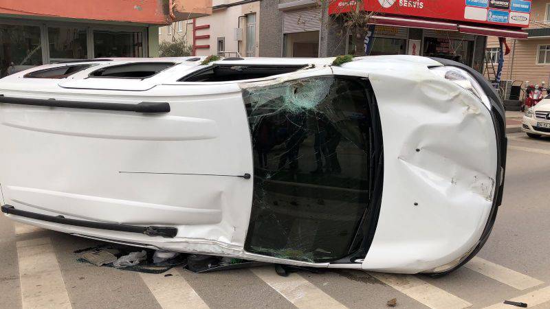 Takla Atan Otomobildeki Baba İle Oğlu Yaralandı