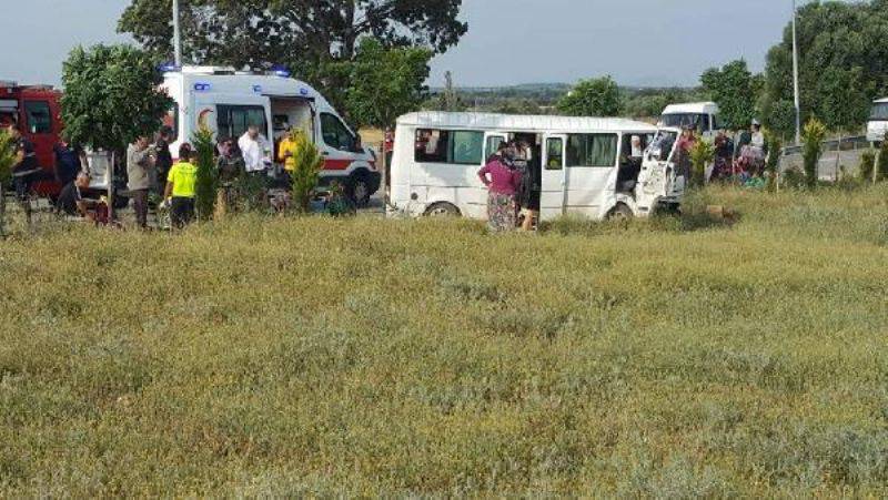 Tarım İşçilerini Taşıyan Minibüs ile Traktör Çarpıştı: 18 Yaralı