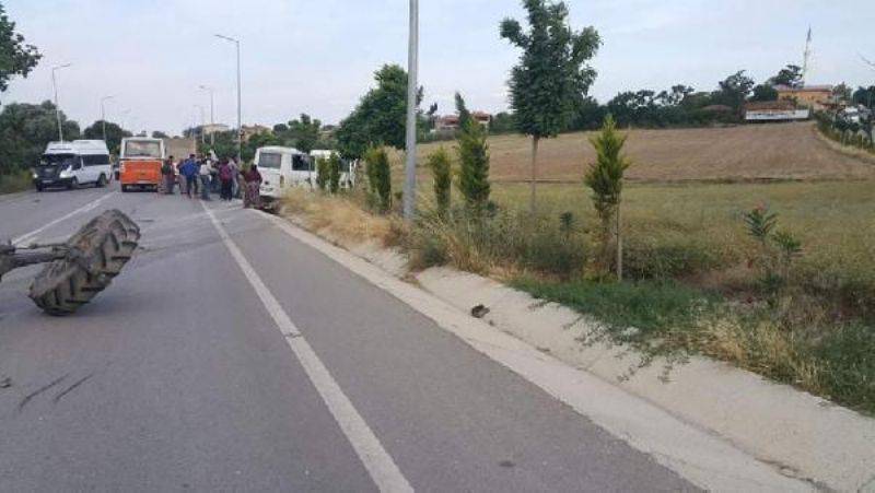 Tarım İşçilerini Taşıyan Minibüs ile Traktör Çarpıştı: 18 Yaralı