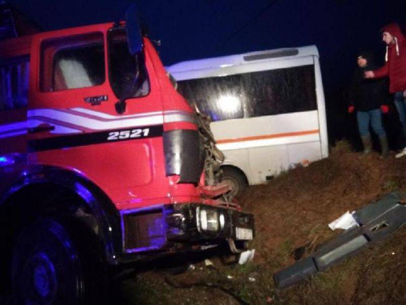 Gelibolu’da Öğrenci Servisi ile Kamyon Çarpıştı: 13'ü Öğrenci, 15 Yaralı