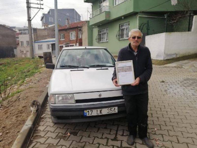 75 Yaşında İlk Trafik Cezası Yazıldı, Çerçeveletip Evinin Duvarına Astı