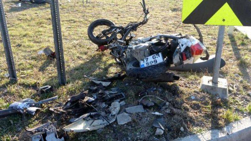 Otomobil ile Motosiklet Çarpıştı: 1 Ölü, 2 Yaralı