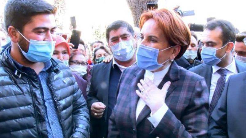 Yüzüklerini Meral Akşener Taktı 