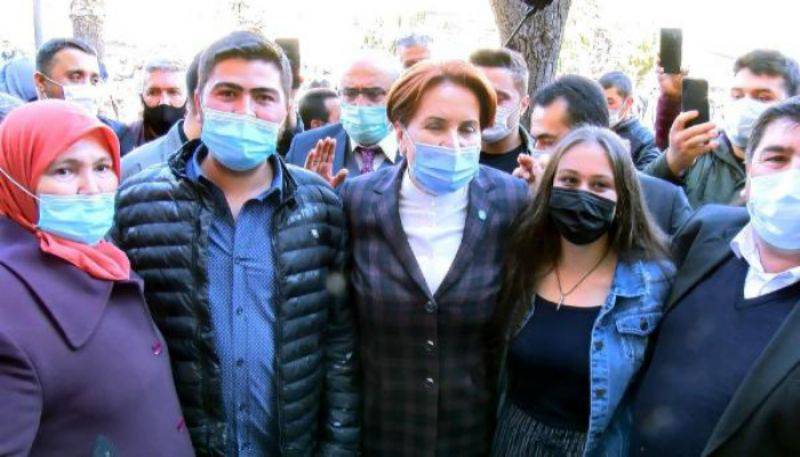 Yüzüklerini Meral Akşener Taktı 