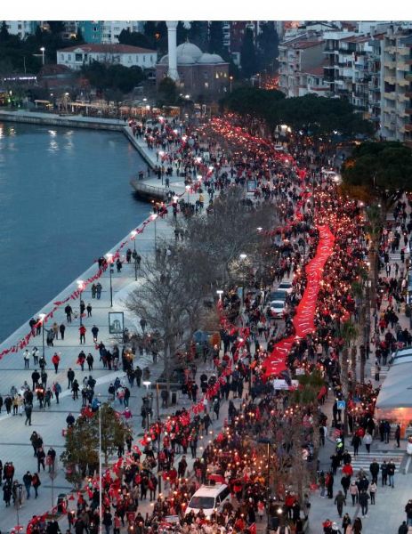 Çanakkale Deniz Zaferi'nin 107'nci Yıl Dönümünde Meşaleler, 'Çanakkale Şehitleri' İçin Yandı