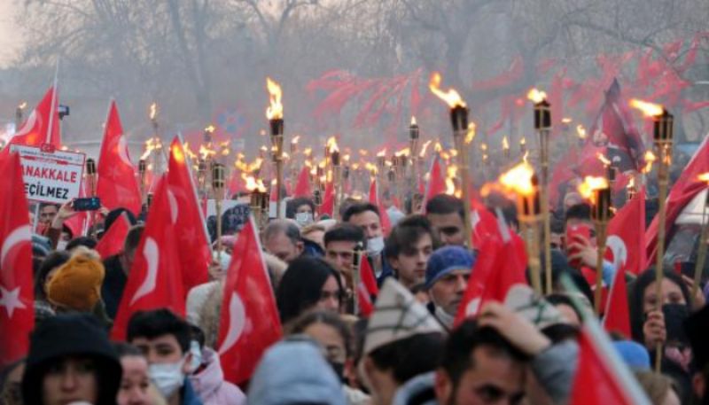 Çanakkale Deniz Zaferi'nin 107'nci Yıl Dönümünde Meşaleler, 'Çanakkale Şehitleri' İçin Yandı