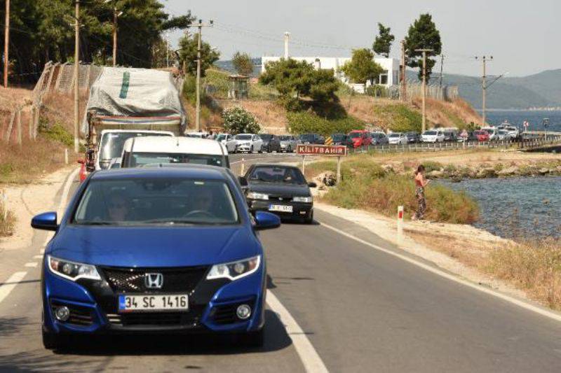 Çanakkale’de Tatilcilerin Feribot Kuyruğu