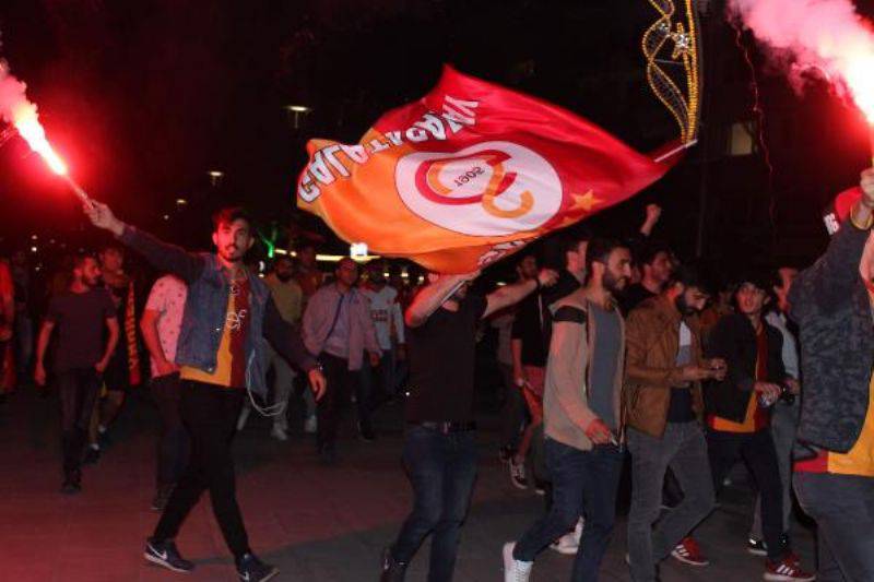Çanakkale'de Galatasaray Taraftarı Şampiyonluğu Kutladı
