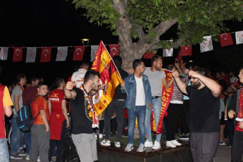 Çanakkale'de Galatasaray Taraftarı Şampiyonluğu Kutladı