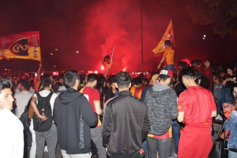 Çanakkale'de Galatasaray Taraftarı Şampiyonluğu Kutladı