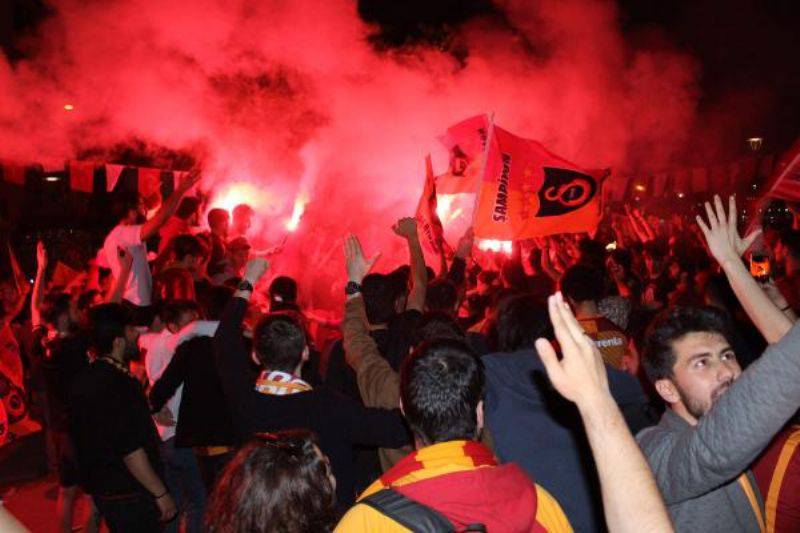 Çanakkale'de Galatasaray Taraftarı Şampiyonluğu Kutladı