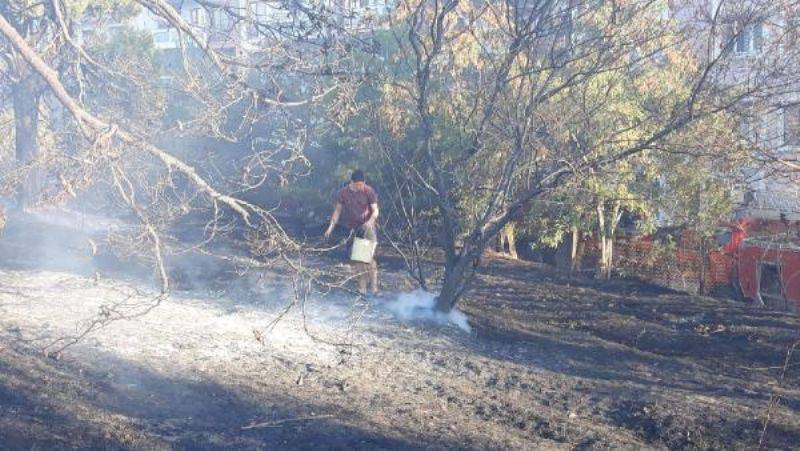 Çanakkale'de Ot Yangını Binaya Sıçradı 