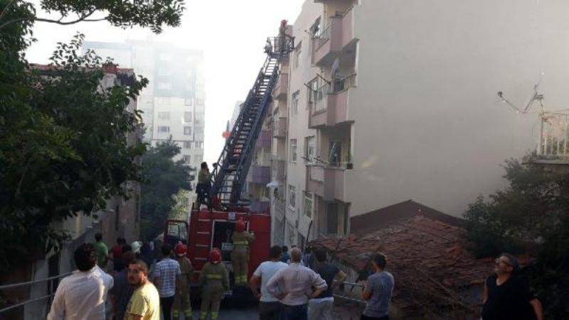 Çanakkale'de Ot Yangını Binaya Sıçradı 